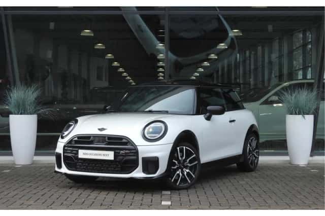 MINI Hatchback (2024) thumbnail 1