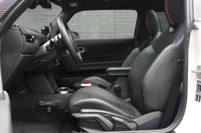 MINI Hatchback (2024) thumbnail 3