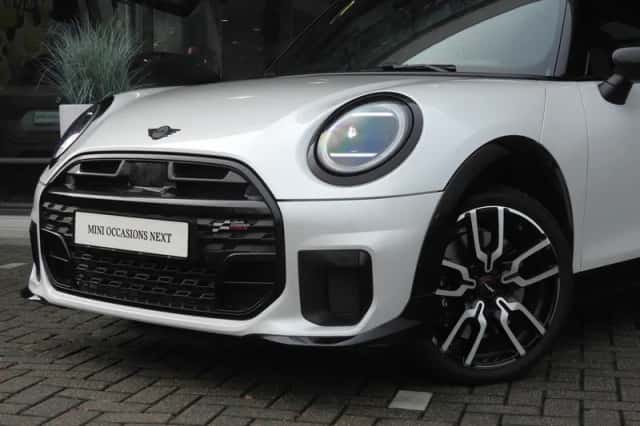 MINI Hatchback (2024) thumbnail 4