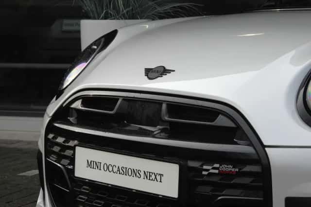 MINI Hatchback (2024) thumbnail 5