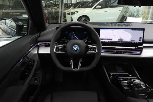 BMW i5 (2026) thumbnail 2