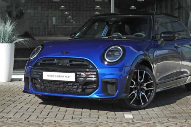 MINI Hatchback (2024) thumbnail 2