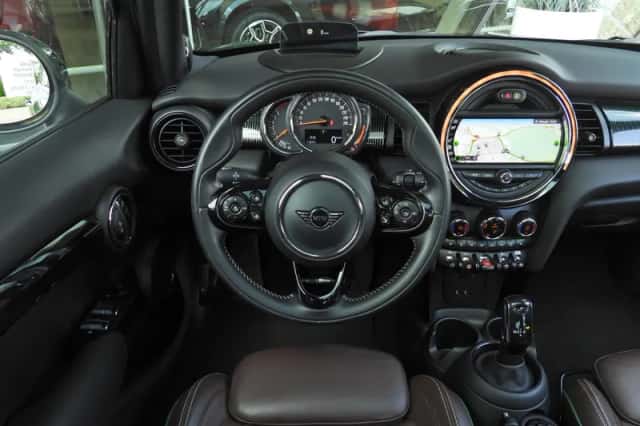 MINI Hatchback (2019) thumbnail 2