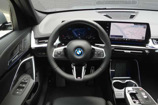 BMW iX1 (2026) thumbnail 2
