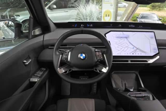 BMW iX3 (2026) thumbnail 2