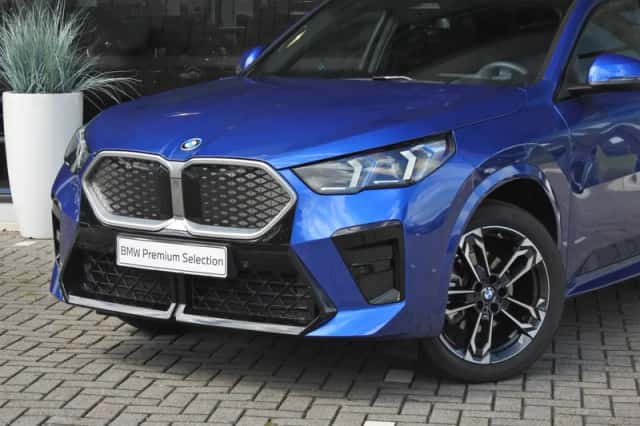 BMW iX2 (2025) thumbnail 2