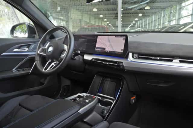 BMW iX2 (2025) thumbnail 3