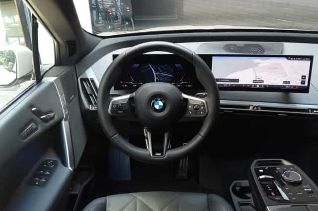 BMW iX (2025) thumbnail 2