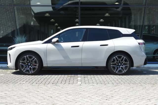 BMW iX (2025) thumbnail 5