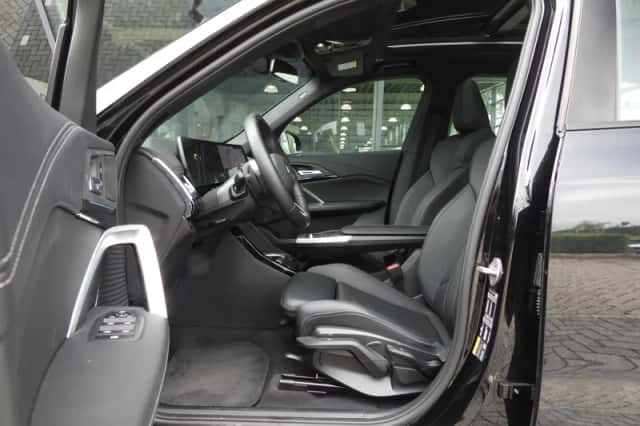 BMW iX1 (2025) thumbnail 3