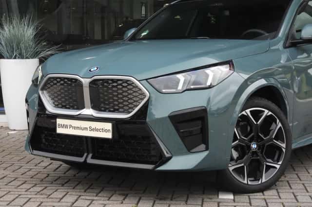 BMW iX2 (2025) thumbnail 2
