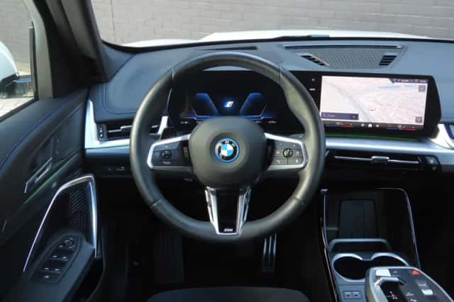 BMW iX1 (2024) thumbnail 2