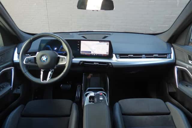 BMW iX1 (2024) thumbnail 3