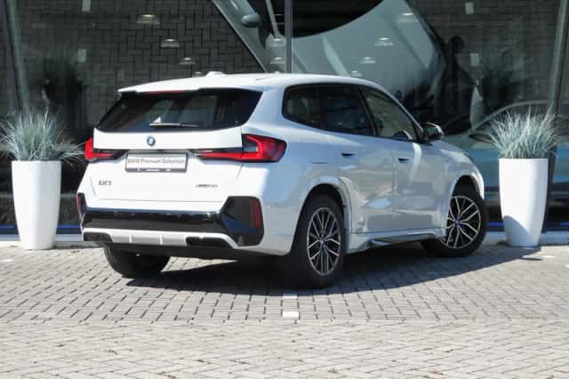 BMW iX1 (2024) thumbnail 4