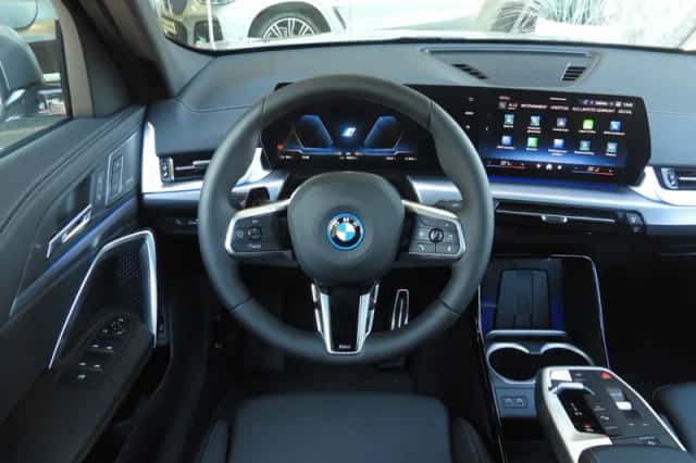 BMW iX2 (2026) thumbnail 2