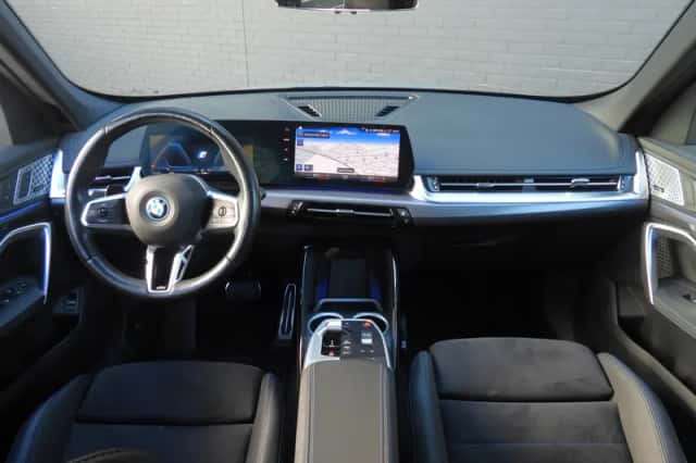 BMW iX1 (2023) thumbnail 3