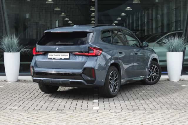 BMW iX1 (2023) thumbnail 4