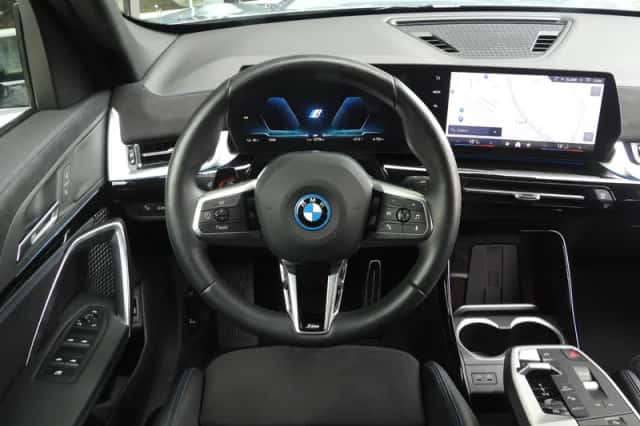 BMW iX1 (2025) thumbnail 2