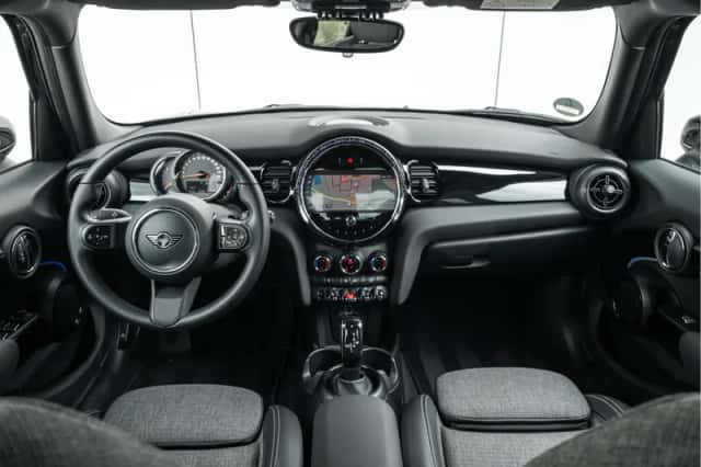 MINI Hatchback (2022) thumbnail 3