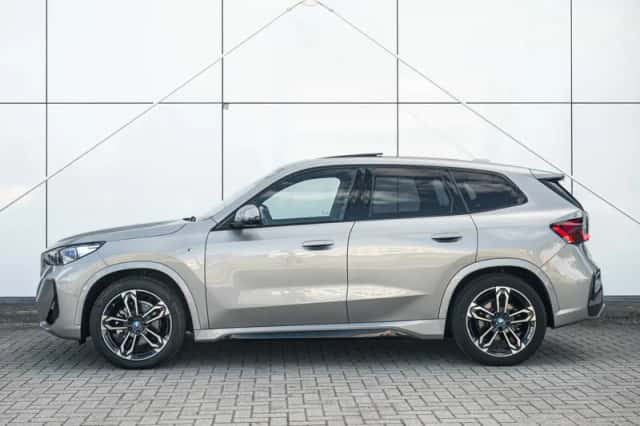 BMW iX1 (2024) thumbnail 6