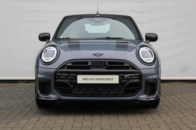 MINI Cabrio (2025) thumbnail 2