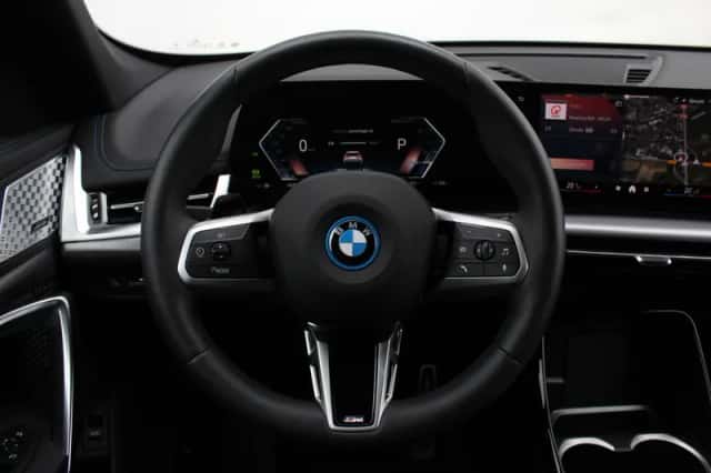 BMW iX1 (2025) thumbnail 3