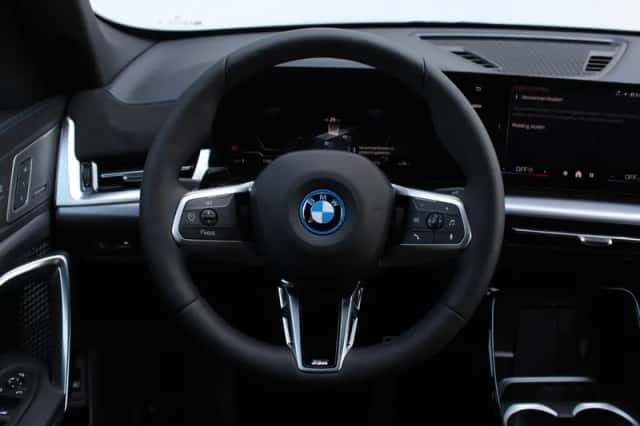 BMW iX1 (2026) thumbnail 3