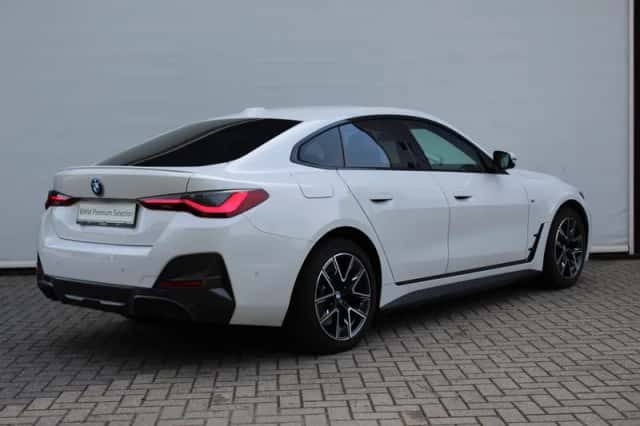 BMW i4 (2022) thumbnail 2