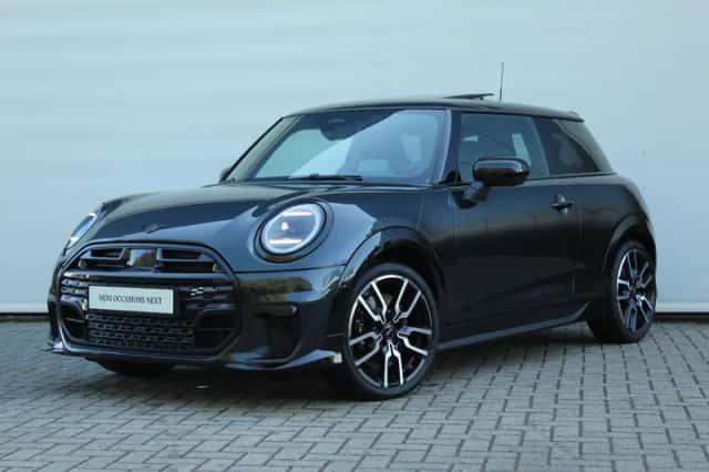 MINI Hatchback (2024) thumbnail 1