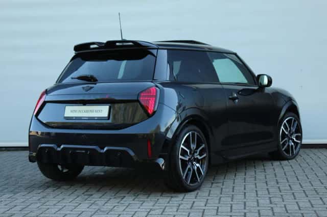 MINI Hatchback (2024) thumbnail 2