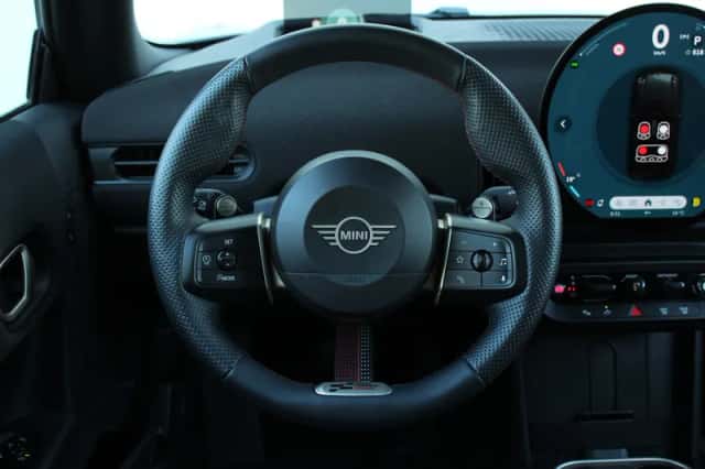 MINI Hatchback (2024) thumbnail 4
