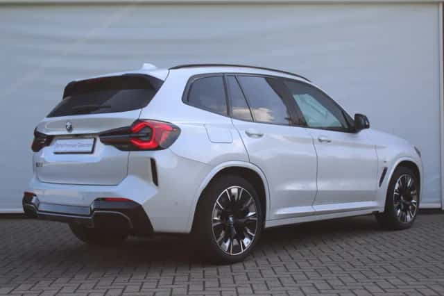 BMW iX3 (2024) thumbnail 4
