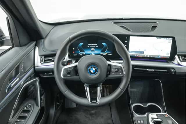 BMW iX1 (2025) thumbnail 3