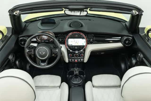 MINI Cabrio (2023) thumbnail 3