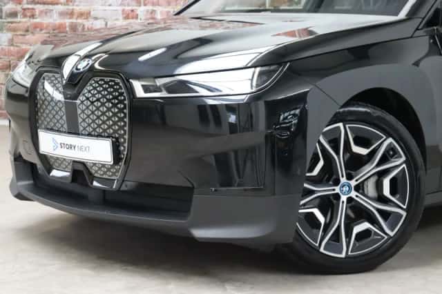 BMW iX (2021) thumbnail 2