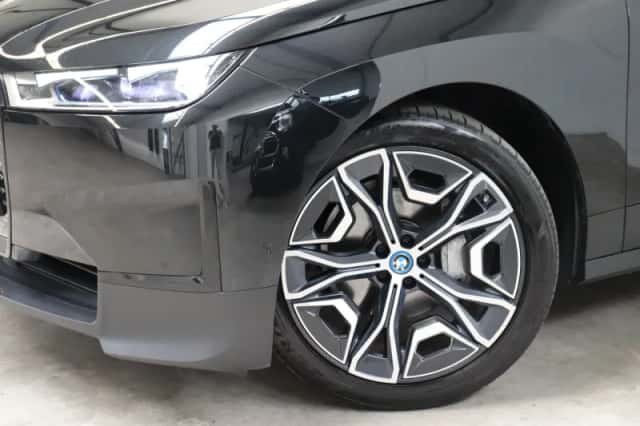 BMW iX (2021) thumbnail 4