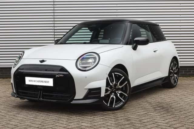 MINI Hatchback (2025) thumbnail 1