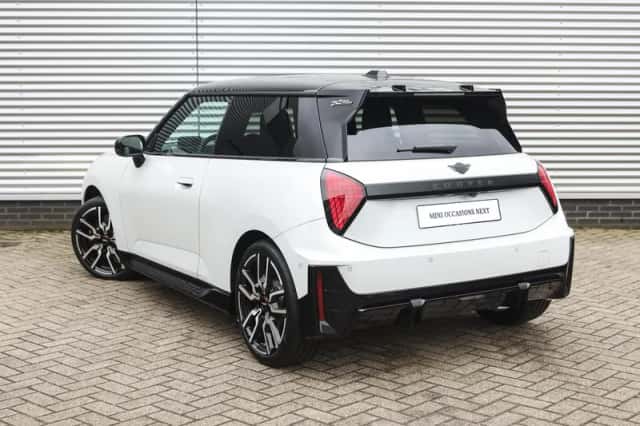MINI Hatchback (2025) thumbnail 2