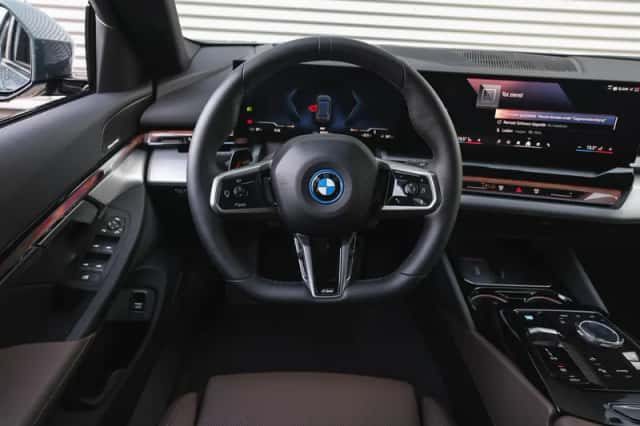 BMW i5 (2025) thumbnail 3
