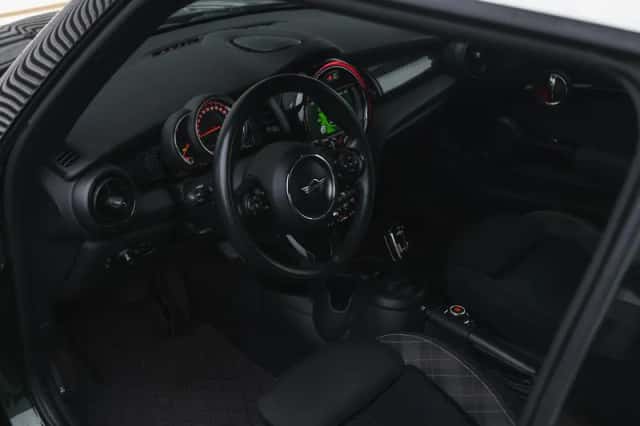 MINI Cooper (2018) thumbnail 3