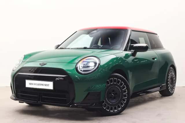 MINI Hatchback (2024) thumbnail 1