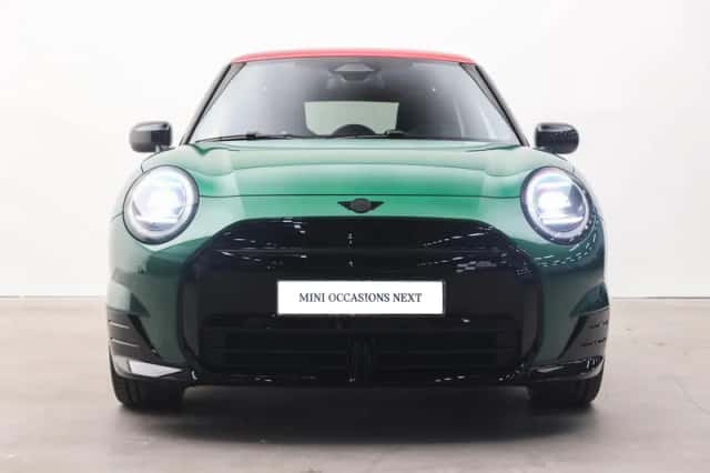 MINI Hatchback (2024) thumbnail 3