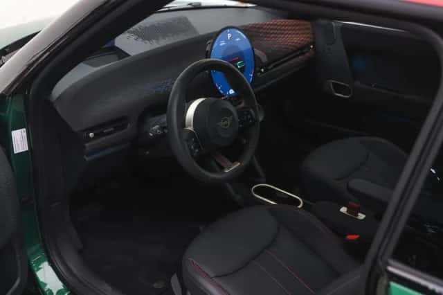 MINI Hatchback (2024) thumbnail 6