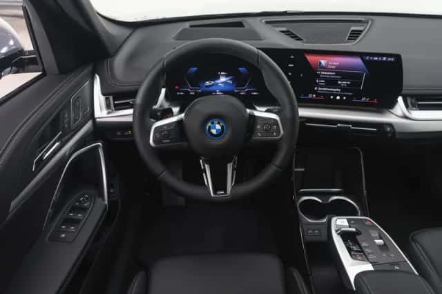 BMW iX1 (2026) thumbnail 3