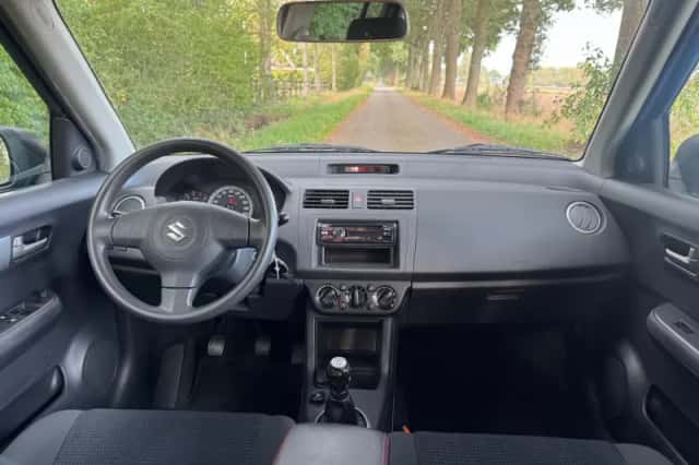 Suzuki Swift (2010) thumbnail 4