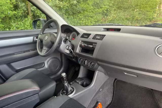 Suzuki Swift (2010) thumbnail 6