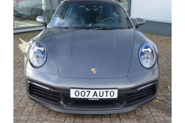 Porsche 911 (2020) thumbnail 3