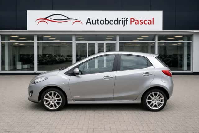 Mazda 2 (2011) thumbnail 2