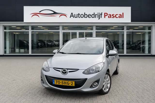 Mazda 2 (2011) thumbnail 3