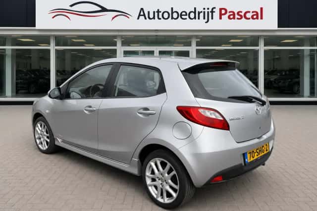 Mazda 2 (2011) thumbnail 5